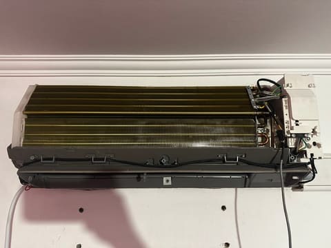 Mantención y limpieza profunda del evaporador de un equipo de aire acondicionado