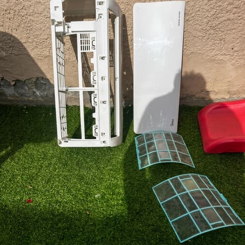 Piezas de un aire acondicionado desarmadas durante una mantención profunda