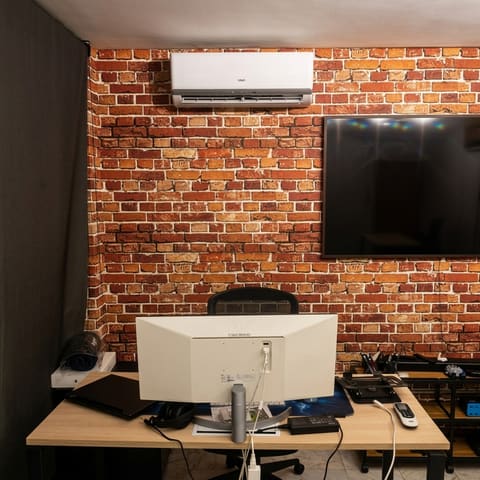 Equipo split instalado en una oficina con muro de ladrillo